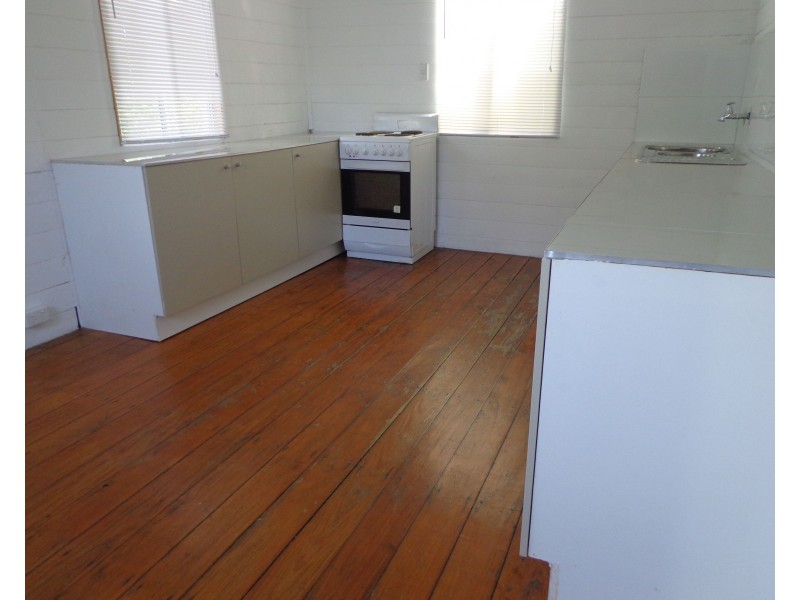 386 East Street, Depot Hill QLD 4700