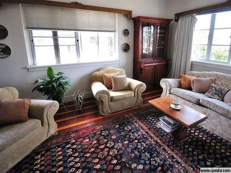 8 West Street, The Range QLD 4700