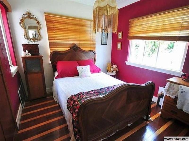 8 West Street, The Range QLD 4700