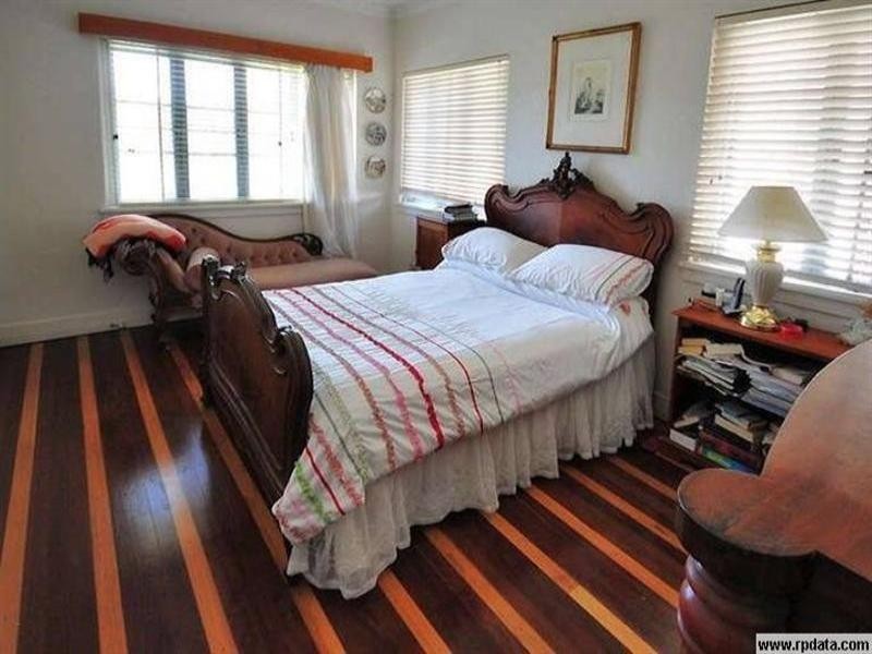 8 West Street, The Range QLD 4700