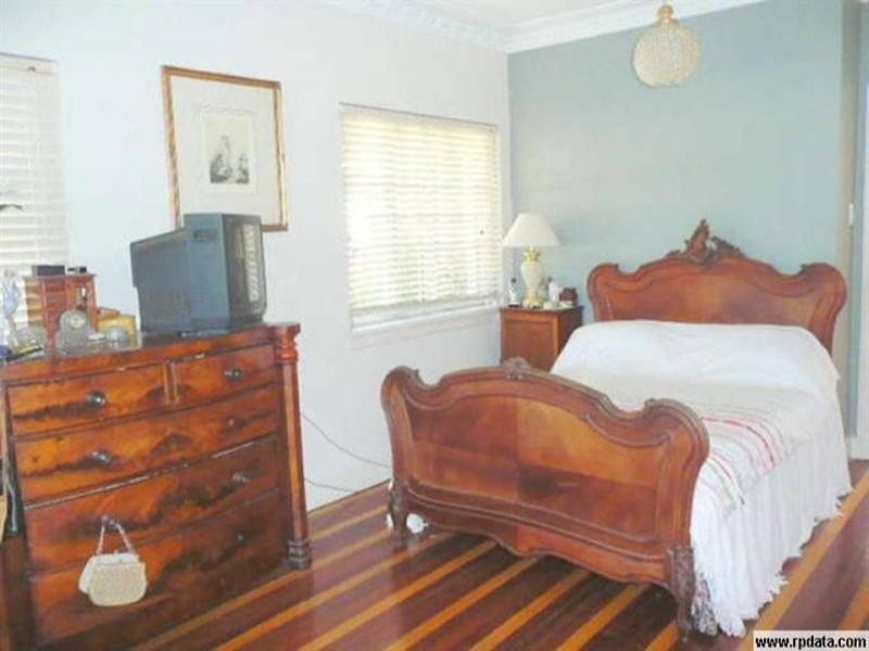 8 West Street, The Range QLD 4700