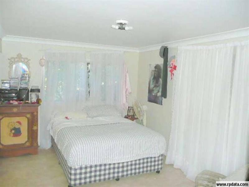 8 West Street, The Range QLD 4700