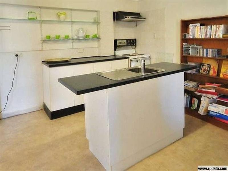 8 West Street, The Range QLD 4700