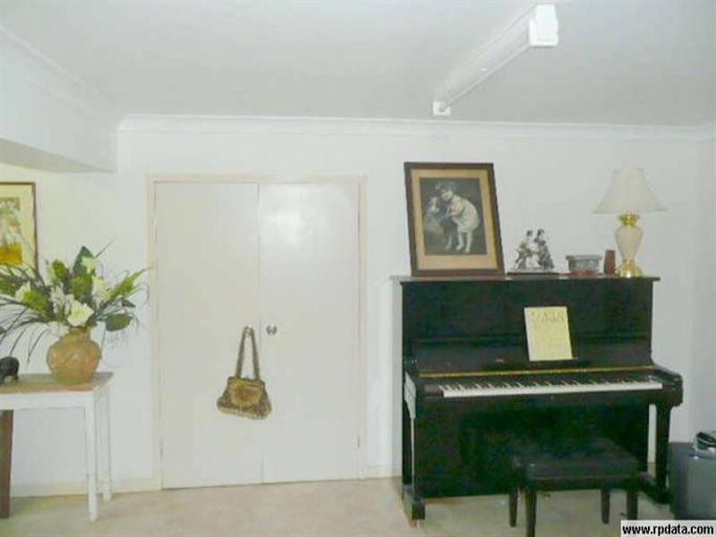 8 West Street, The Range QLD 4700