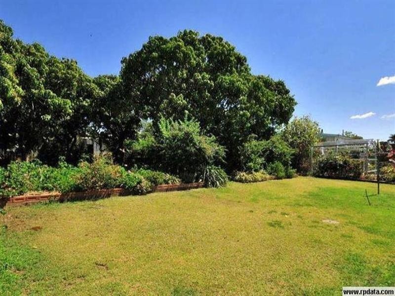 8 West Street, The Range QLD 4700