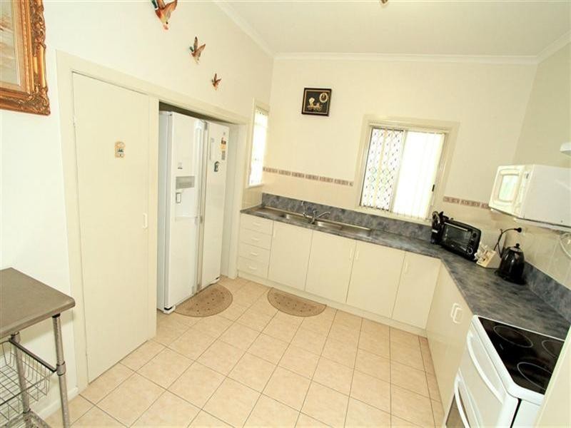 6 Renshaw Street, Park Avenue QLD 4701