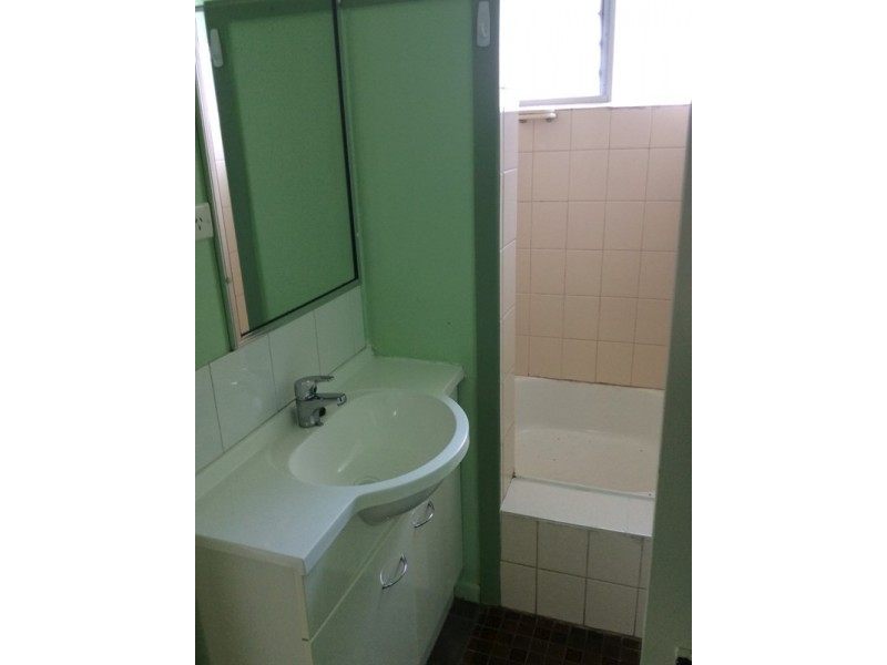 2/258 Richardson Road, Park Avenue QLD 4701