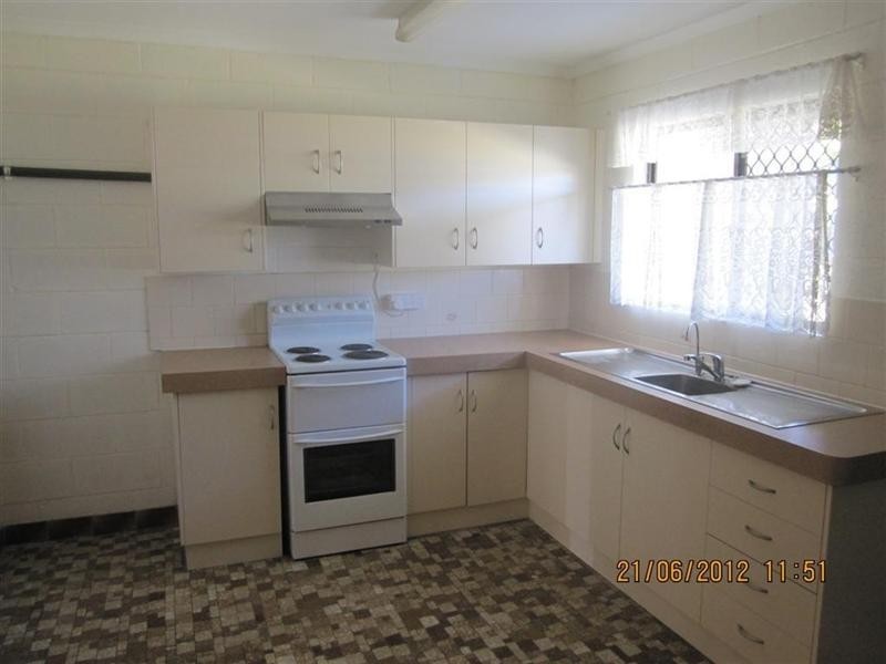 2/322 Warnock Street, Koongal QLD 4701