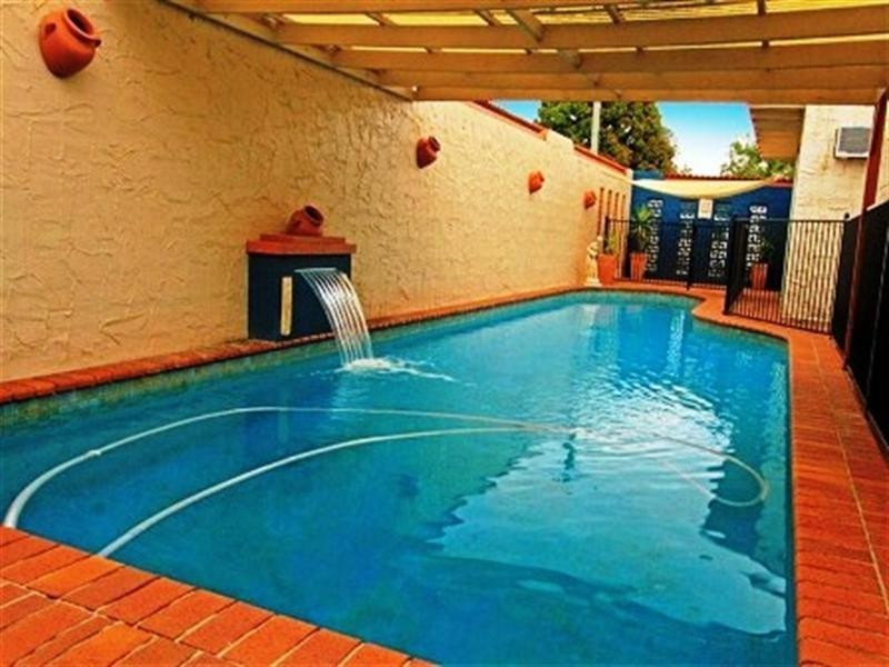 4 Bates Avenue, Park Avenue QLD 4701