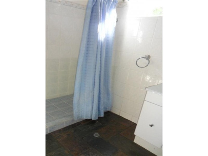 4 Bates Avenue, Park Avenue QLD 4701