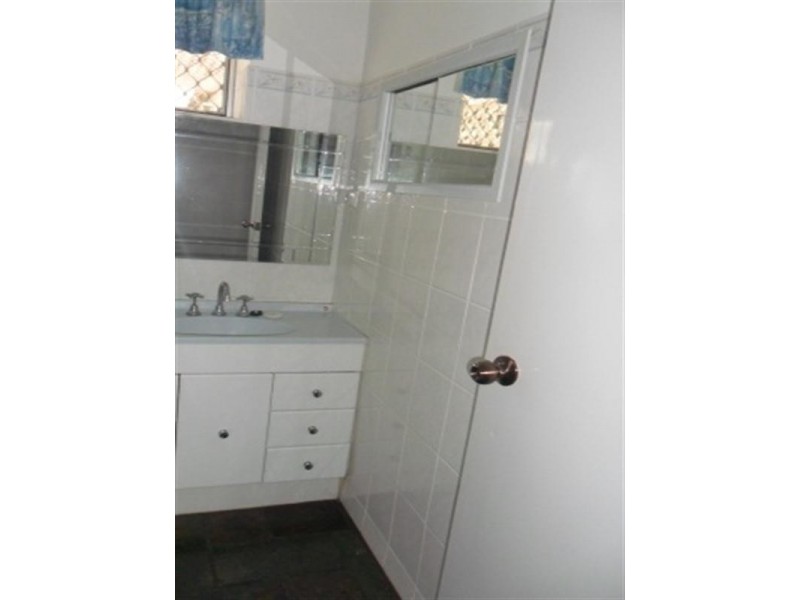 4 Bates Avenue, Park Avenue QLD 4701