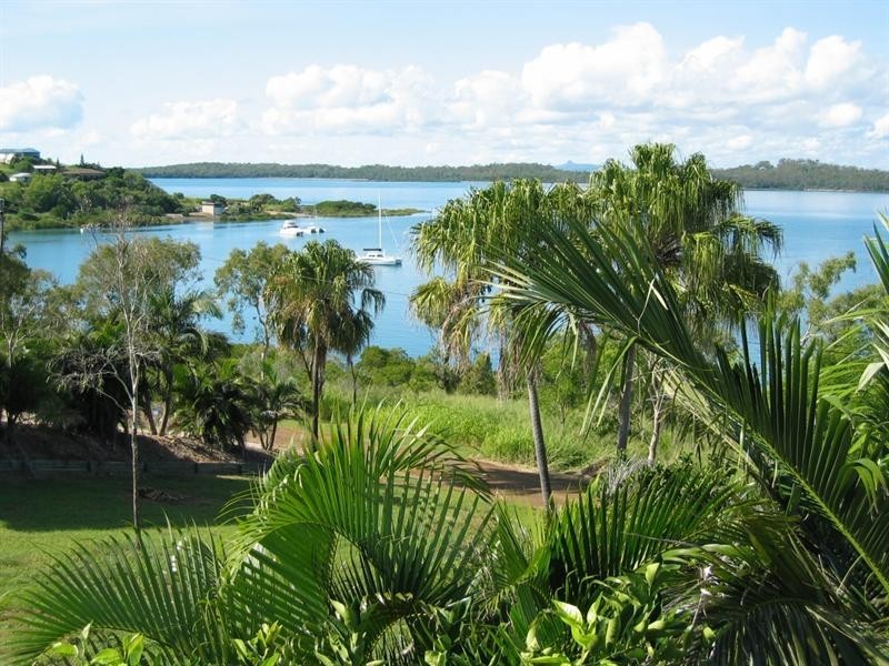 18 Ferries Terrace, Sarina Beach QLD 4737