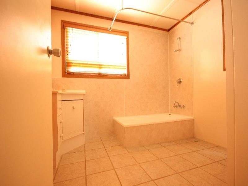 16 Leslie Street, Sarina QLD 4737