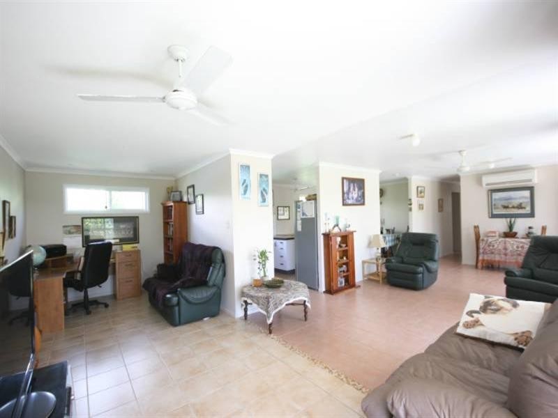 8 Brooksfield, Sarina Beach QLD 4737