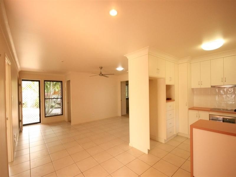 2/5 East, Sarina QLD 4737