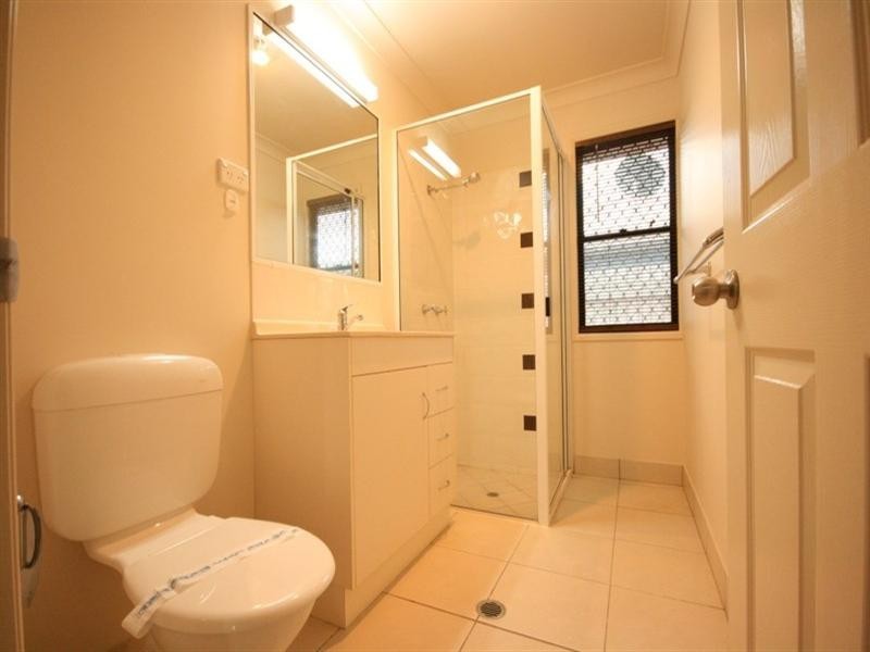 2/5 East, Sarina QLD 4737