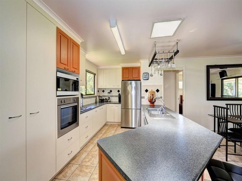 61 McIntosh Avenue, Elliott Heads QLD 4670