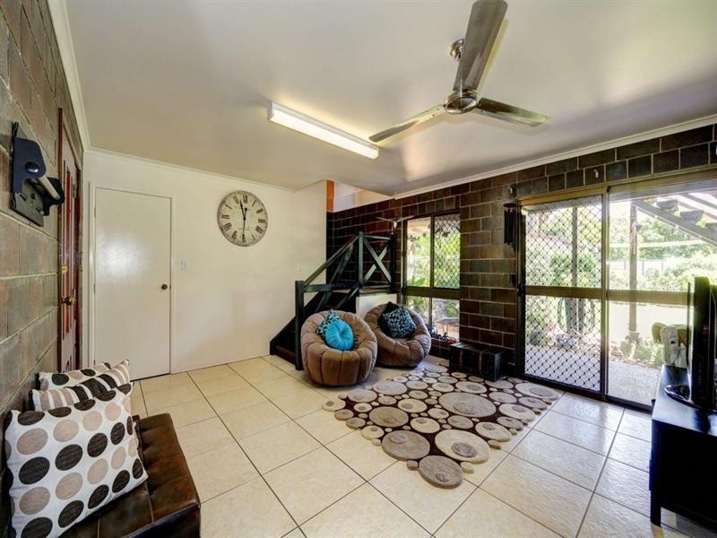 61 McIntosh Avenue, Elliott Heads QLD 4670