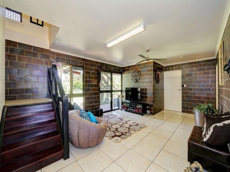 61 McIntosh Avenue, Elliott Heads QLD 4670