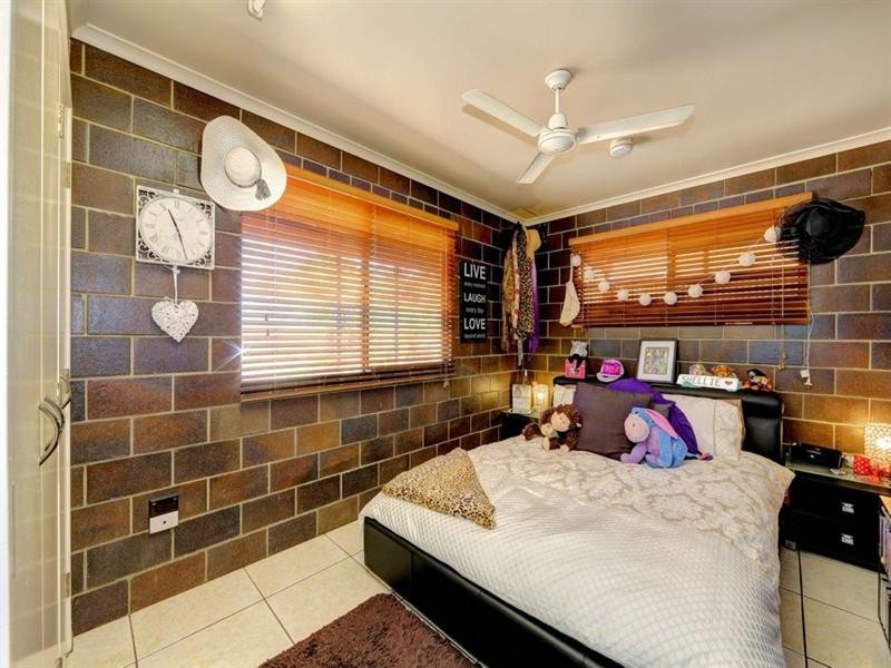 61 McIntosh Avenue, Elliott Heads QLD 4670
