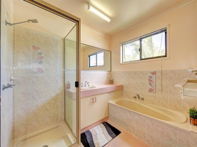 61 McIntosh Avenue, Elliott Heads QLD 4670