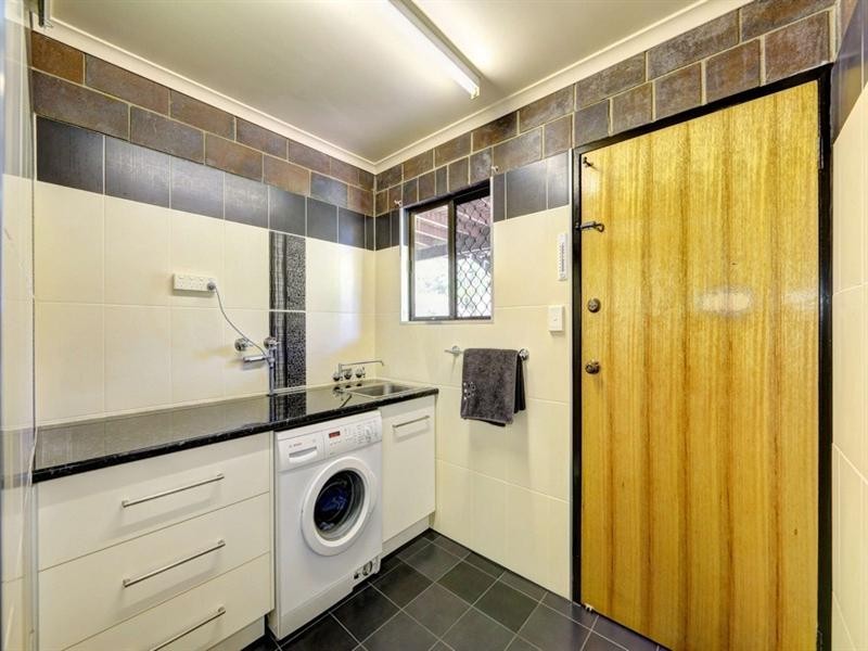 61 McIntosh Avenue, Elliott Heads QLD 4670