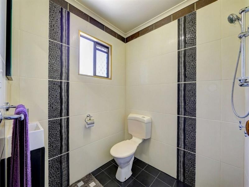 61 McIntosh Avenue, Elliott Heads QLD 4670