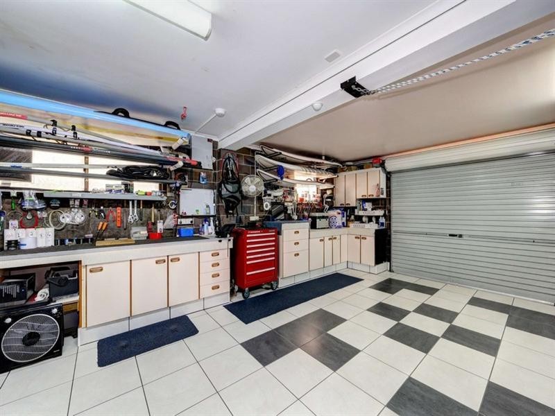 61 McIntosh Avenue, Elliott Heads QLD 4670