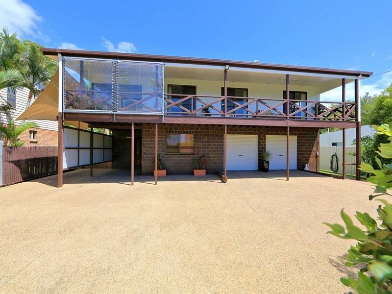 61 McIntosh Avenue, Elliott Heads QLD 4670