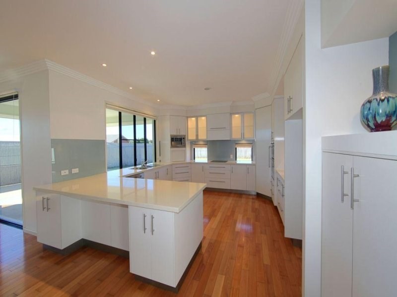 3 Tuckeroo Close, Coral Cove QLD 4670