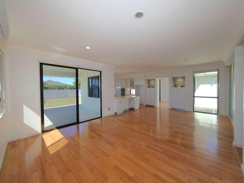 3 Tuckeroo Close, Coral Cove QLD 4670