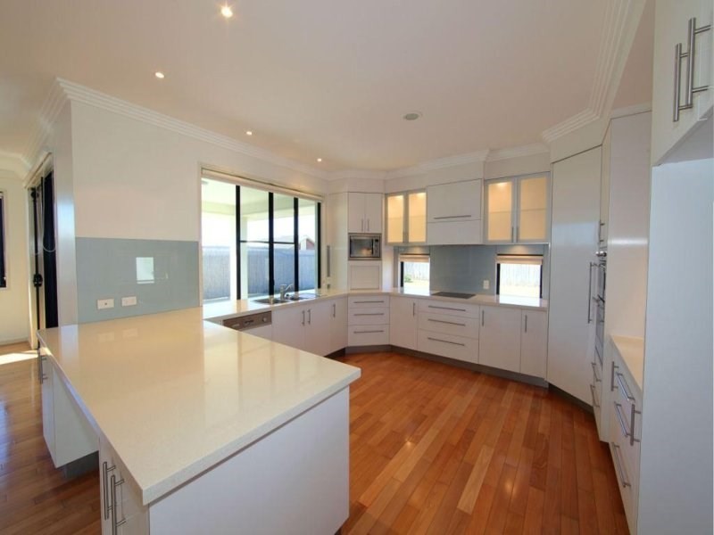 3 Tuckeroo Close, Coral Cove QLD 4670