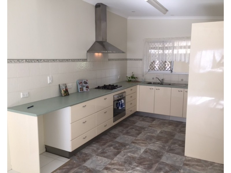 8 Buzza Street, Walkervale QLD 4670