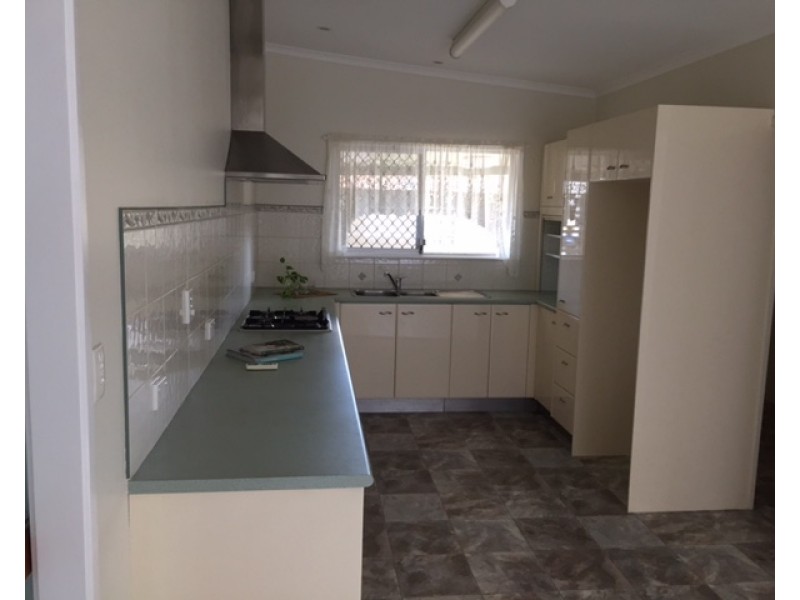 8 Buzza Street, Walkervale QLD 4670