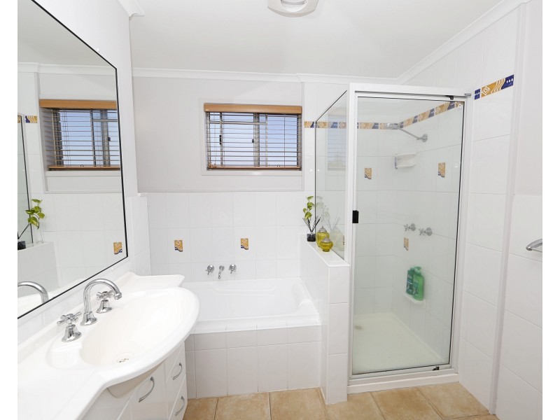 8 McGill Crescent, Avenell Heights QLD 4670