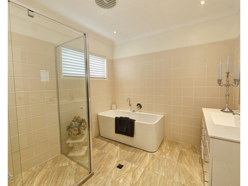 16-18 Heaps Street, Avenell Heights QLD 4670