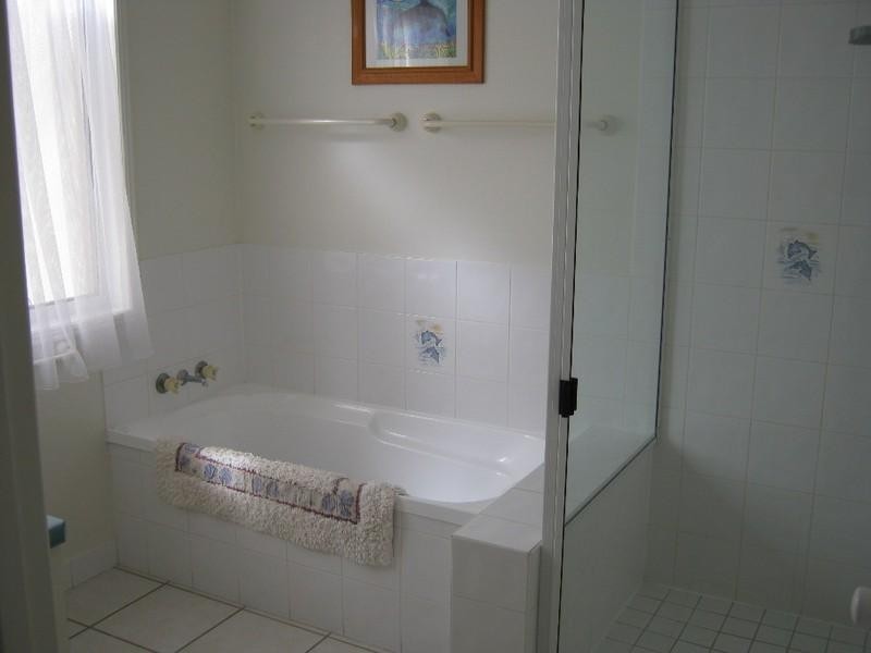 27 Peggy Drive, Coral Cove QLD 4670