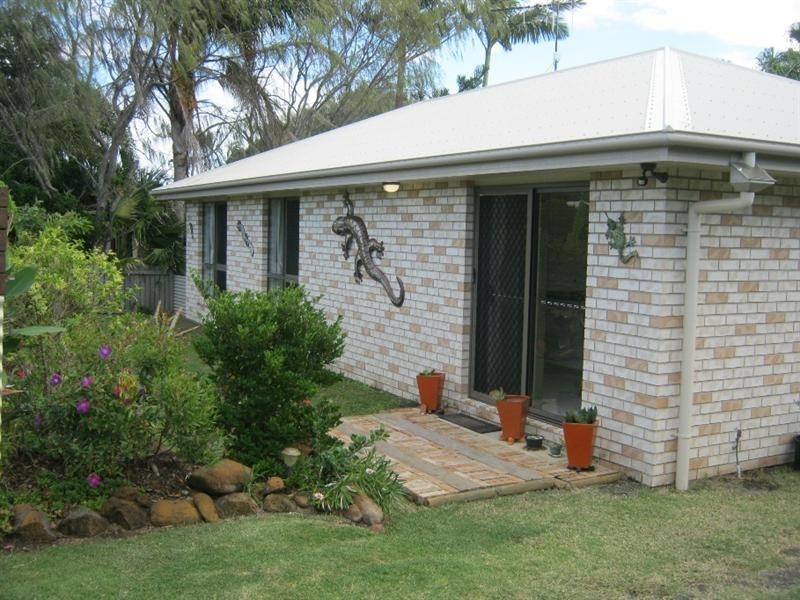 6 Bisdee Street, Coral Cove QLD 4670