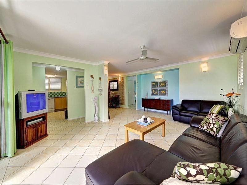 2/41 Esplanade, Bargara QLD 4670