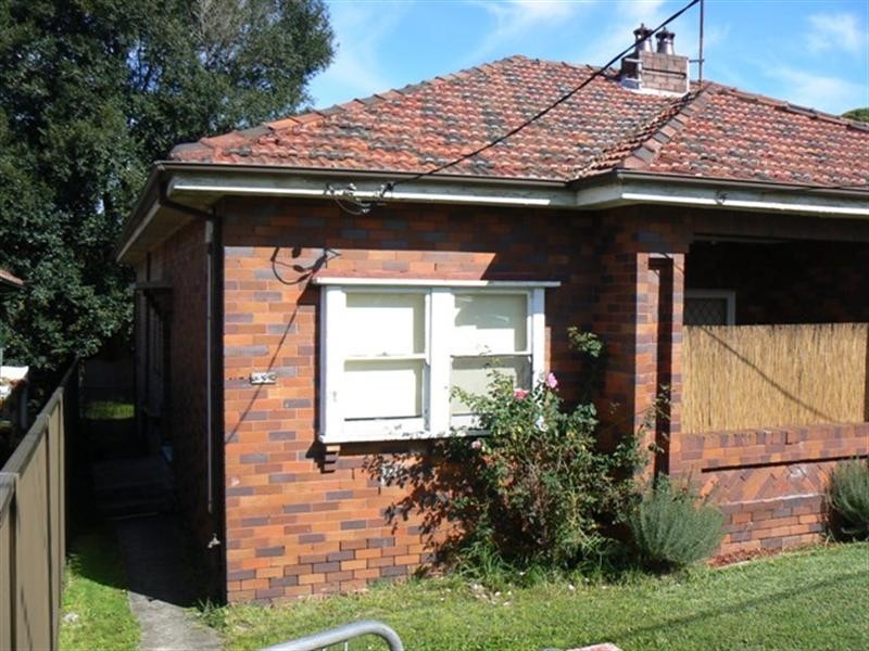 33 Jubilee Avenue, Carlton NSW 2218