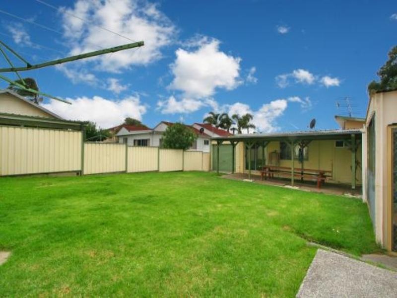 1 McGregor Avenue, Barrack Heights NSW 2528