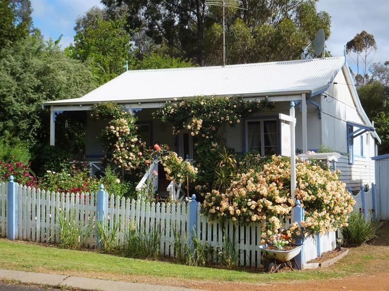 11 Brockman Street, Balingup WA 6253