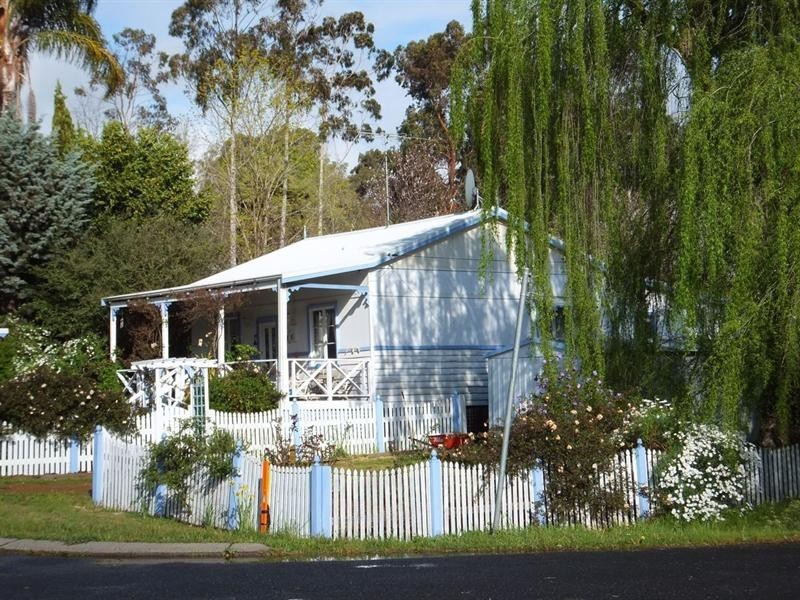 11 Brockman Street, Balingup WA 6253