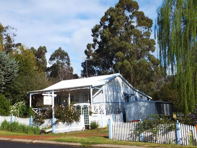 11 Brockman Street, Balingup WA 6253