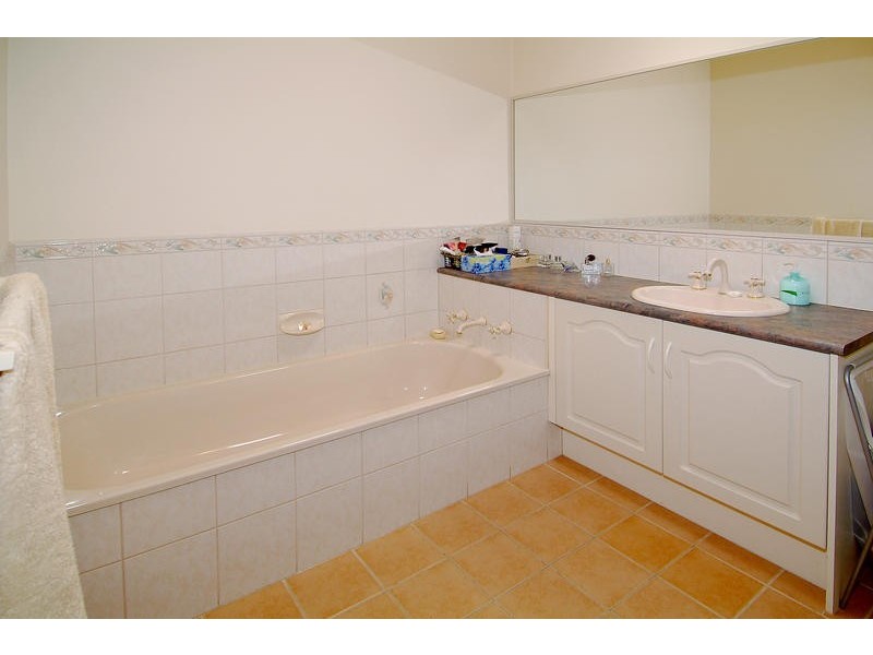 1/233-235 Nepean Street, Greensborough VIC 3088