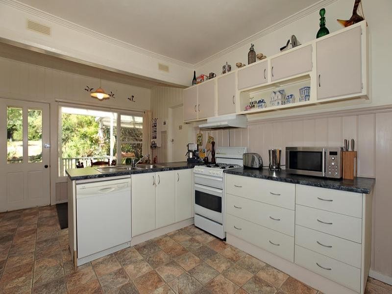 32 Kangaroo Ground Road, Wattle Glen VIC 3096