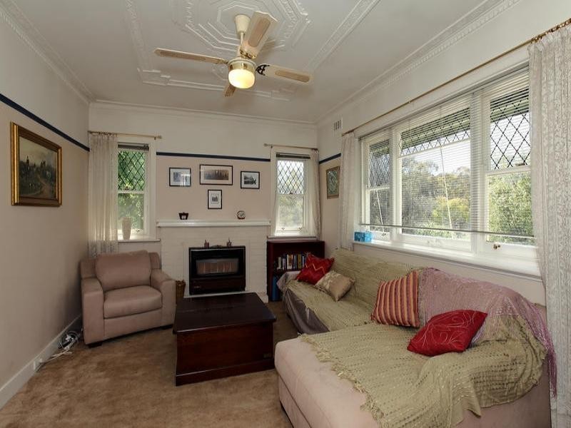 32 Kangaroo Ground Road, Wattle Glen VIC 3096