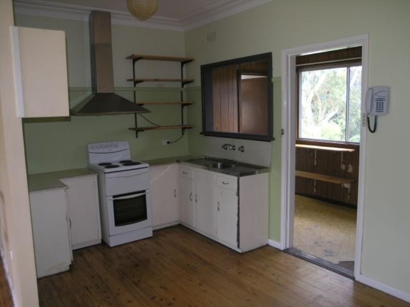 4 Leigh Crescent, Unanderra NSW 2526