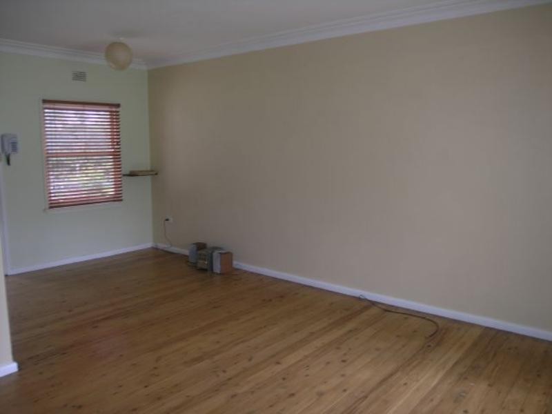 4 Leigh Crescent, Unanderra NSW 2526