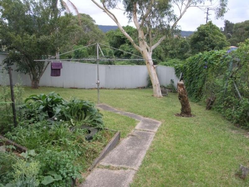 4 Leigh Crescent, Unanderra NSW 2526